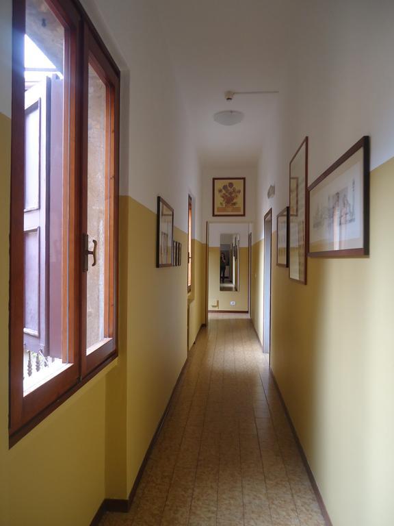 Protezione Della Giovane - Female Hostel Verona Luaran gambar