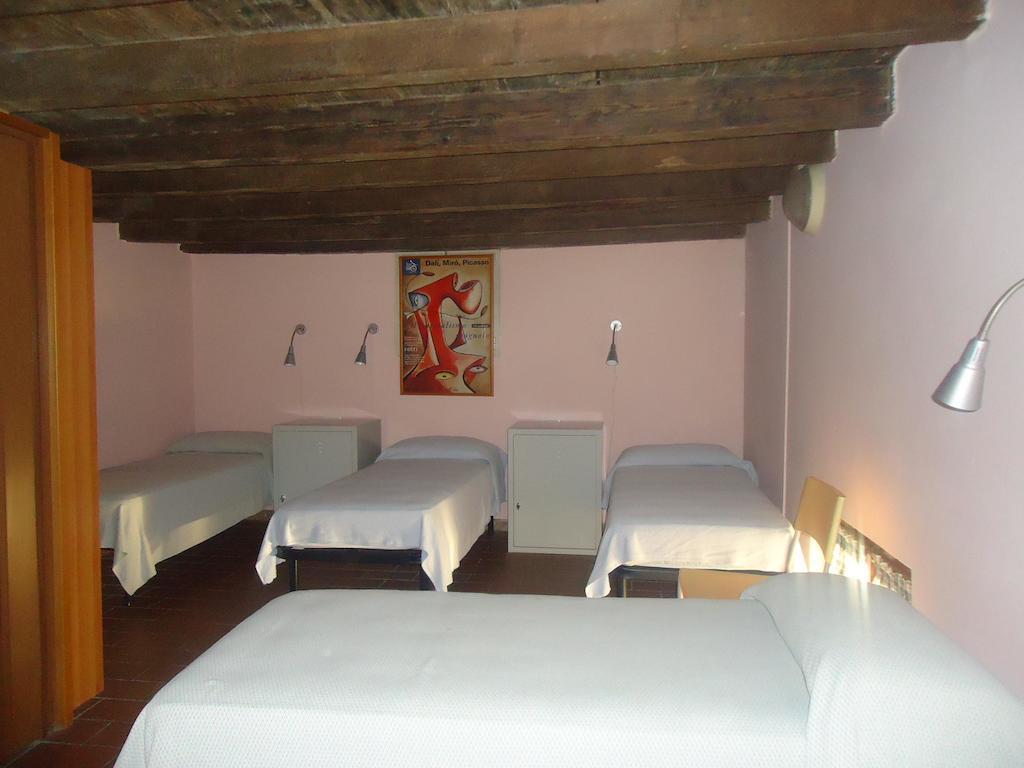 Protezione Della Giovane - Female Hostel Verona Bilik gambar