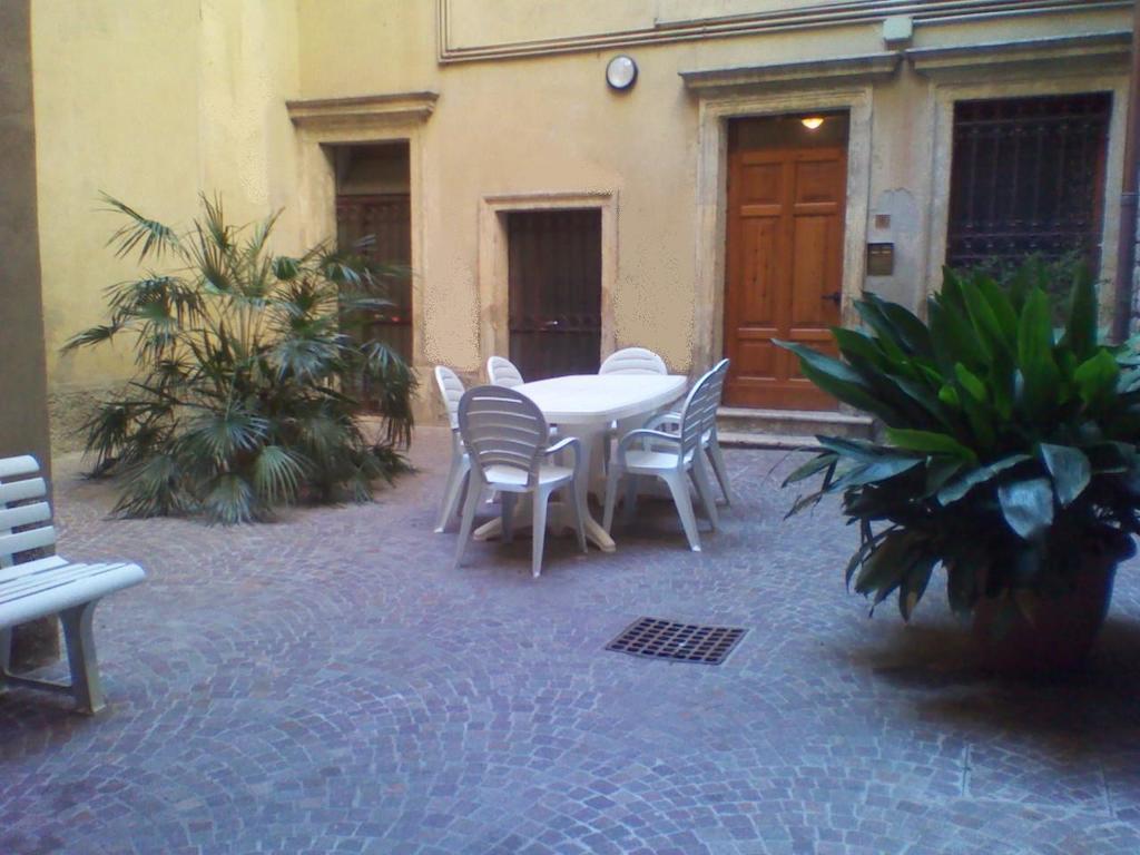 Protezione Della Giovane - Female Hostel Verona Luaran gambar